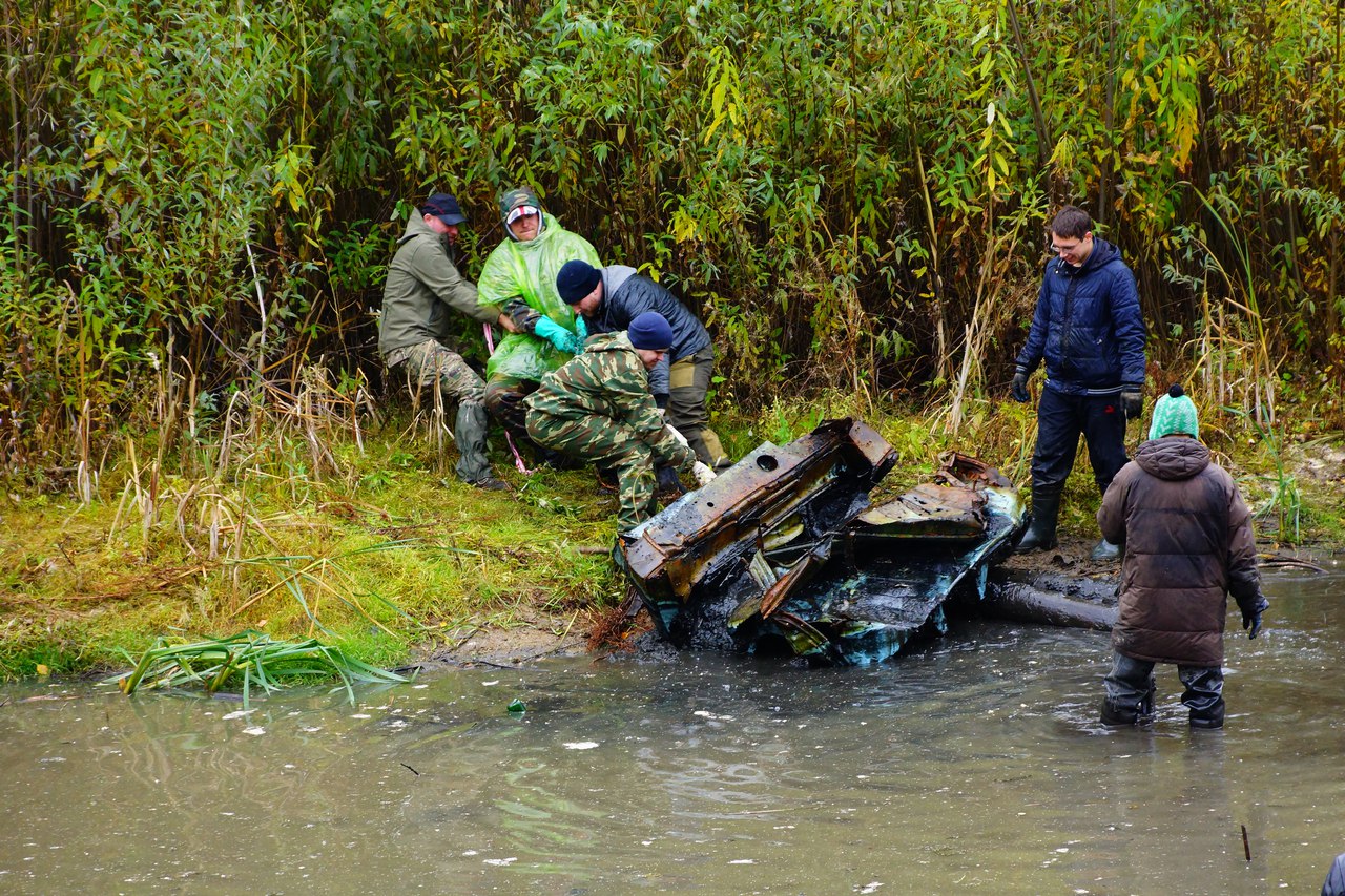 Очистили озеро от огромной кучи мусора Очистили озеро от огромной кучи мусора