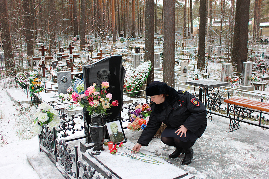 В городе почтили память сотрудницы Госавтоинспекции, трагически погибшей при несении службы В городе почтили память сотрудницы Госавтоинспекции, трагически погибшей при несении службы