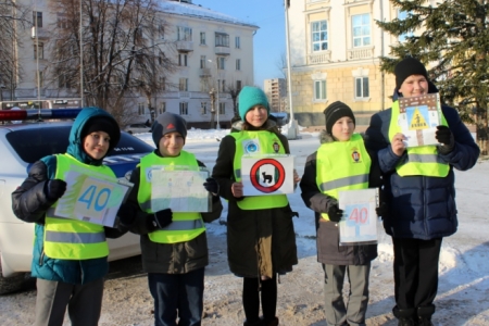 Полицейские совместно с отрядом ЮИД поздравили прекрасных дам с Днем матери Полицейские совместно с отрядом ЮИД поздравили прекрасных дам с Днем матери