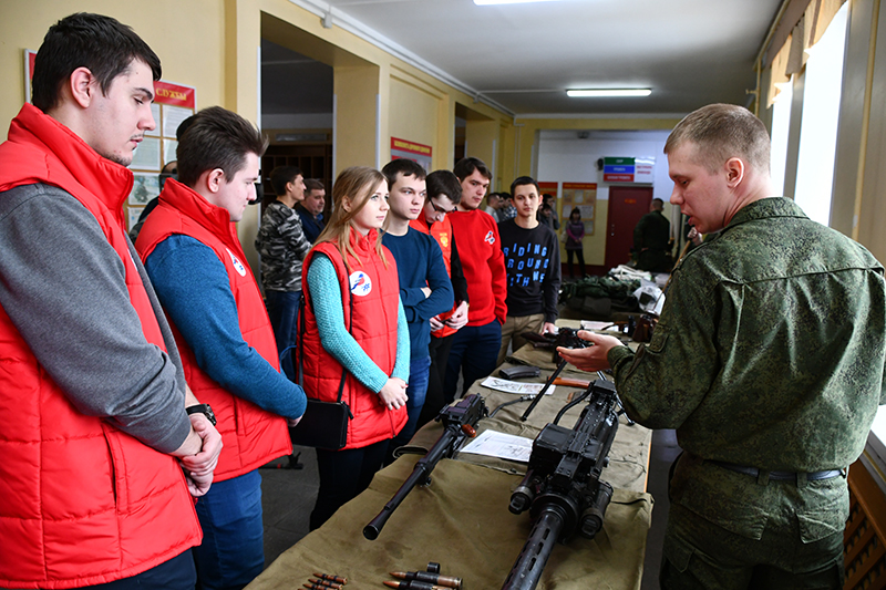 Студенты и школьники сходили «в армию на денек» Студенты и школьники сходили «в армию на денек»