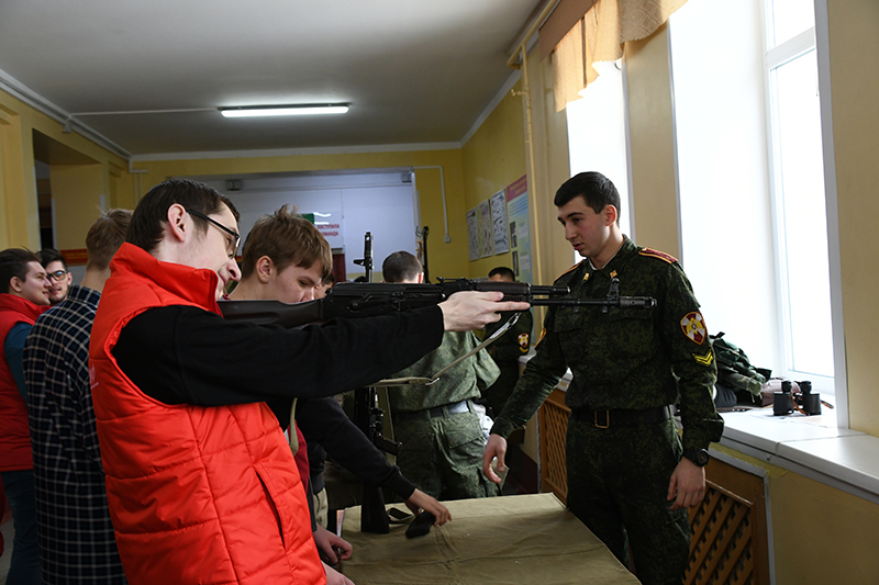 Студенты и школьники сходили «в армию на денек» Студенты и школьники сходили «в армию на денек»