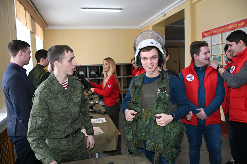 Студенты и школьники сходили «в армию на денек» Студенты и школьники сходили «в армию на денек»
