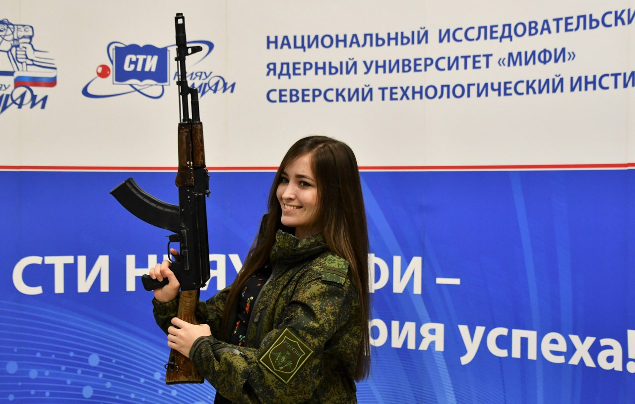 Утро 22 февраля началось с поздравлений мужской половины коллектива Утро 22 февраля началось с поздравлений мужской половины коллектива