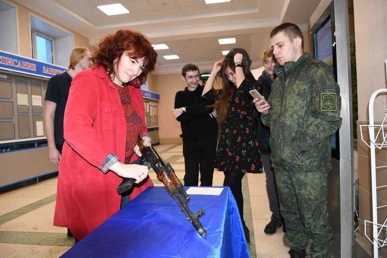 Утро 22 февраля началось с поздравлений мужской половины коллектива Утро 22 февраля началось с поздравлений мужской половины коллектива