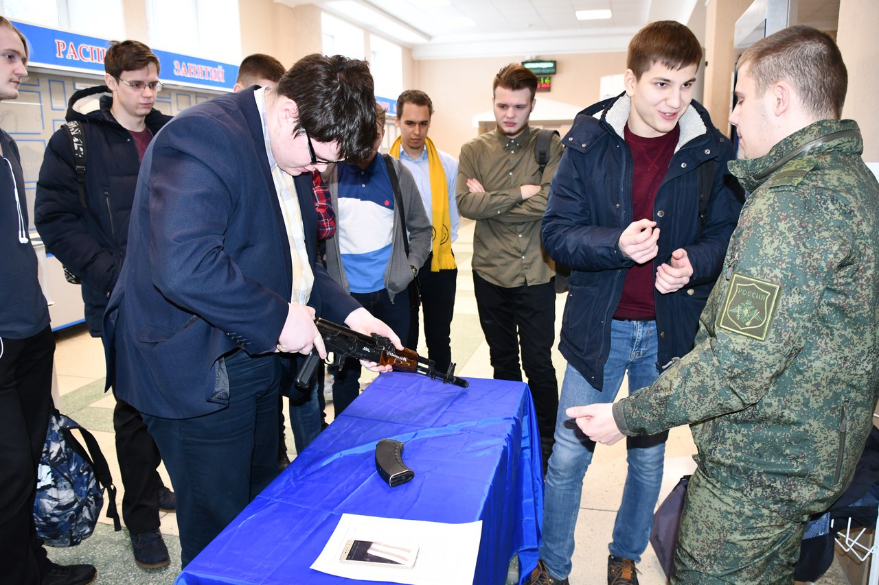 Утро 22 февраля началось с поздравлений мужской половины коллектива Утро 22 февраля началось с поздравлений мужской половины коллектива