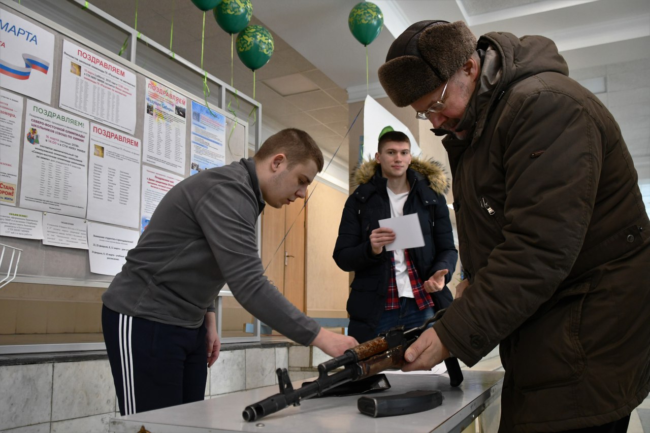Утро 22 февраля началось с поздравлений мужской половины коллектива Утро 22 февраля началось с поздравлений мужской половины коллектива
