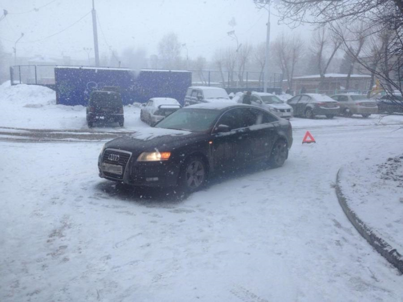 Пожилая женщина попала под колеса Audi Пожилая женщина попала под колеса Audi