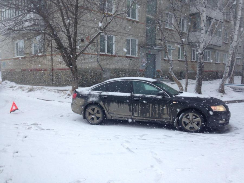 Пожилая женщина попала под колеса Audi Пожилая женщина попала под колеса Audi