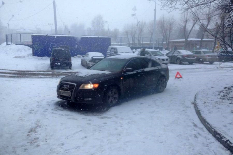 Пожилая женщина попала под колеса Audi Пожилая женщина попала под колеса Audi