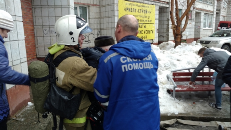 На пожаре в жилом доме огнеборцами спасено 44 человека На пожаре в жилом доме огнеборцами спасено 44 человека