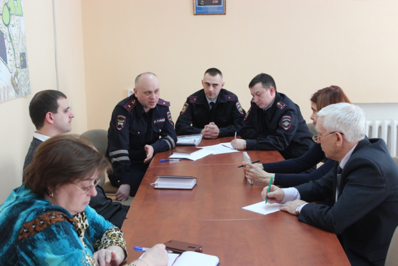 Полицейские встретились с руководителями отрядов «Юный инспектор дорожного движения» и «Юный страж порядка» Полицейские встретились с руководителями отрядов «Юный инспектор дорожного движения» и «Юный страж порядка»
