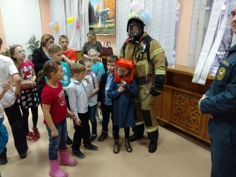 Пожарные побывали в гостях у читающих детей Пожарные побывали в гостях у читающих детей