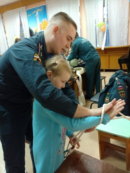 Пожарные побывали в гостях у читающих детей Пожарные побывали в гостях у читающих детей