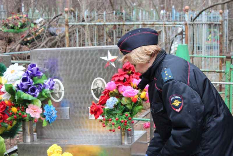 Полицейские почтили память ветеранов Великой Отечественной войны Полицейские почтили память ветеранов Великой Отечественной войны