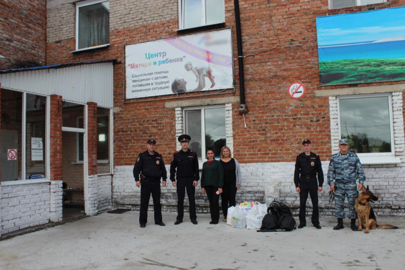 Сотрудники патрульно-постовой службы посетили подшефный центр «Матери и ребенка» Сотрудники патрульно-постовой службы посетили подшефный центр «Матери и ребенка»