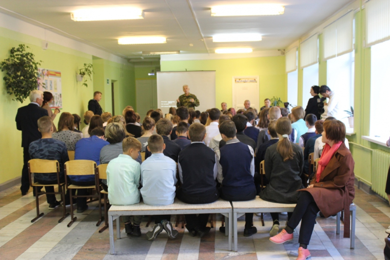 Полицейские совместно с общественниками вручили паспорта участникам проекта «Я в безопасности!» Полицейские совместно с общественниками вручили паспорта участникам проекта «Я в безопасности!»
