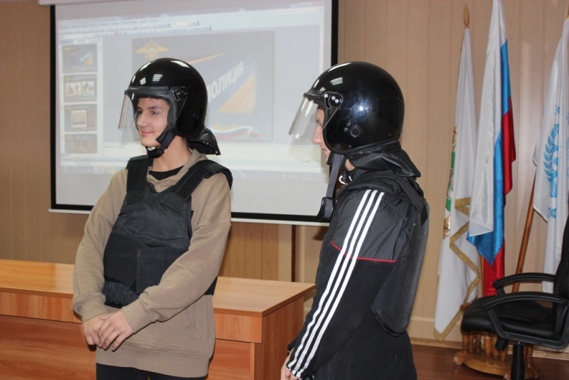 Полицейские организовали экскурсию для старшеклассников Полицейские организовали экскурсию для старшеклассников