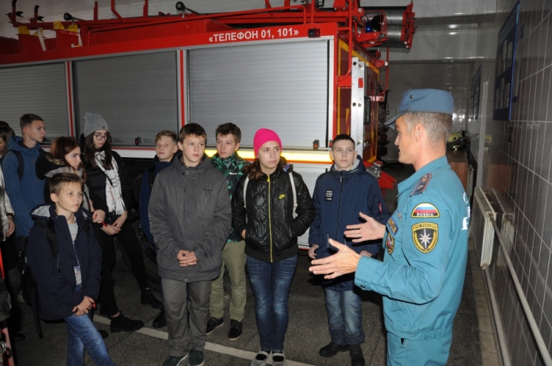 Старшеклассники познакомились с бытом огнеборцев Старшеклассники познакомились с бытом огнеборцев