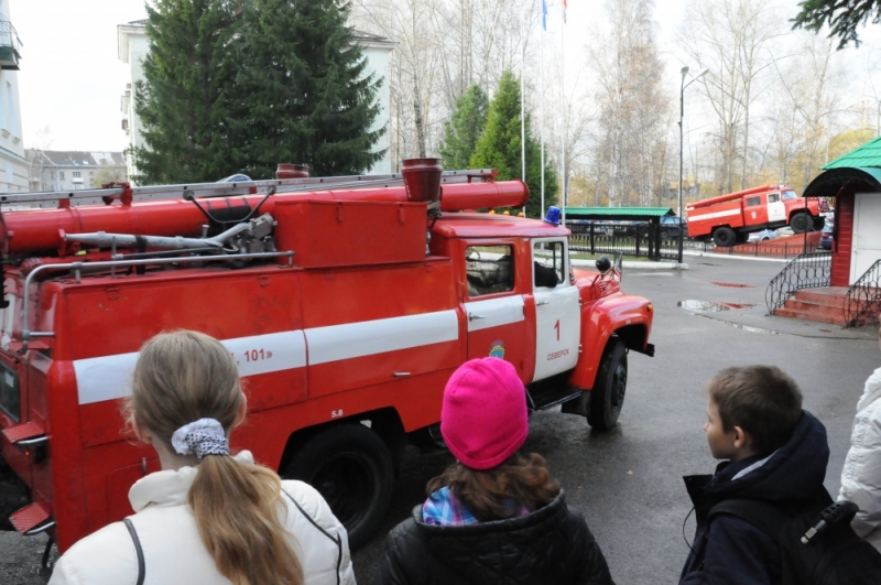 Старшеклассники познакомились с бытом огнеборцев Старшеклассники познакомились с бытом огнеборцев