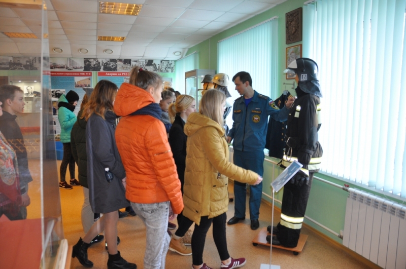 Старшеклассники познакомились с бытом огнеборцев Старшеклассники познакомились с бытом огнеборцев