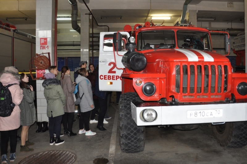 Старшеклассники познакомились с бытом огнеборцев Старшеклассники познакомились с бытом огнеборцев
