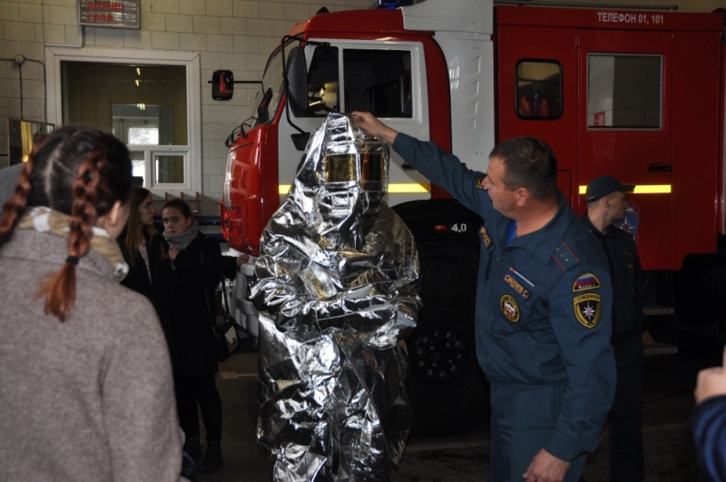 Старшеклассники познакомились с бытом огнеборцев Старшеклассники познакомились с бытом огнеборцев