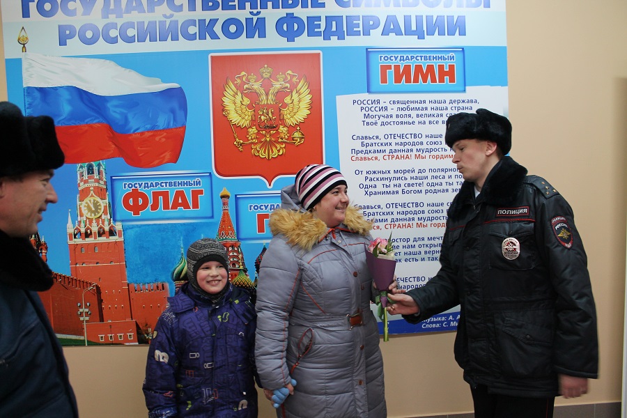 Сотрудники Госавтоинспекции поздравили женщин с Днем матери Сотрудники Госавтоинспекции поздравили женщин с Днем матери