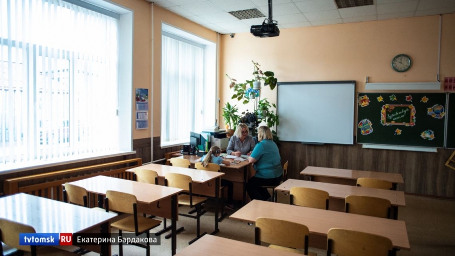 Педагоги вышли на пикет с требованием повысить им оклады Педагоги вышли на пикет с требованием повысить им оклады