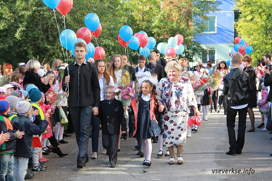 Сегодня во всех школах проходят праздничные линейки Сегодня во всех школах проходят праздничные линейки