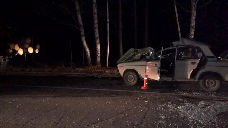Водитель и пассажир ВАЗа погибли, врезавшись в грузовик Водитель и пассажир ВАЗа погибли, врезавшись в грузовик