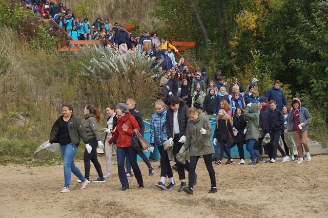 Ученики и педагоги из 14 школ города очистили северский пляж от мусора Ученики и педагоги из 14 школ города очистили северский пляж от мусора