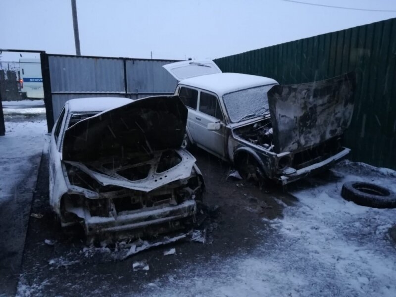 В Иглаково подожгли автомобили В Иглаково подожгли автомобили