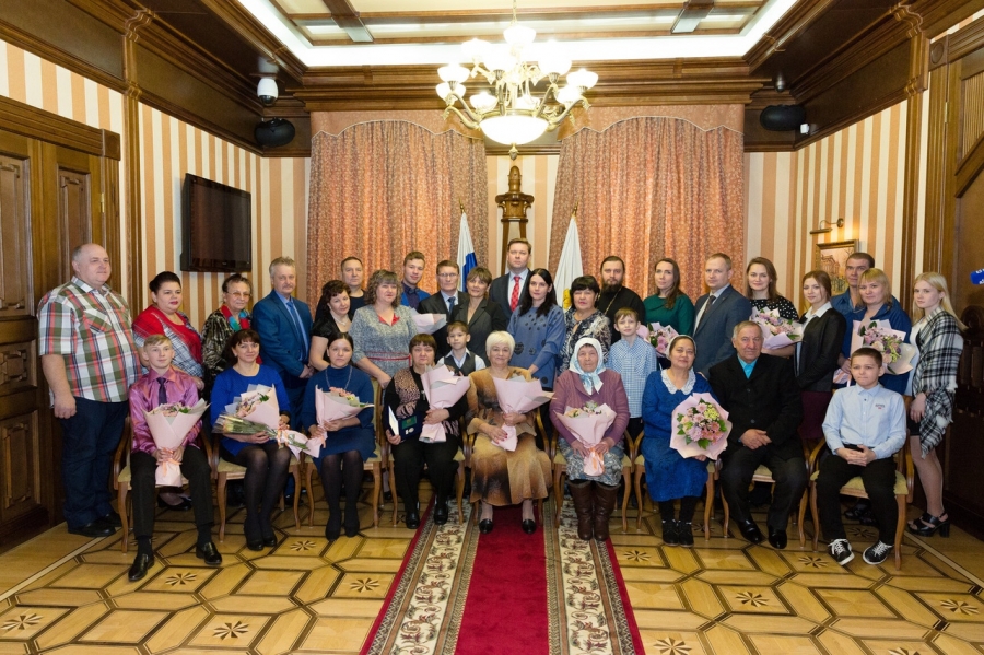 11 многодетных семей Томской области получили медали «Родительская доблесть» 11 многодетных семей Томской области получили медали «Родительская доблесть»