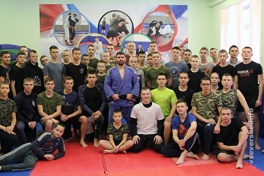 В Северском кадетском корпусе прошел мастер-класс Алексея Соколова по джиу-джитсу В Северском кадетском корпусе прошел мастер-класс Алексея Соколова по джиу-джитсу