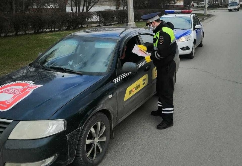 Сотрудники ГИБДД вышли на проверку водителей такси Сотрудники ГИБДД вышли на проверку водителей такси