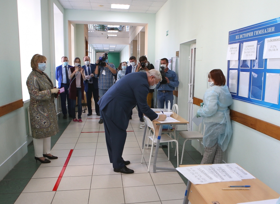 Голосование по поправкам в Конституцию началось Голосование по поправкам в Конституцию началось