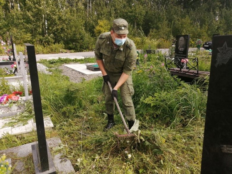 Военнослужащие облагородили могилы участников Великой Отечественной и афганской войн в Северске Военнослужащие облагородили могилы участников Великой Отечественной и афганской войн в Северске