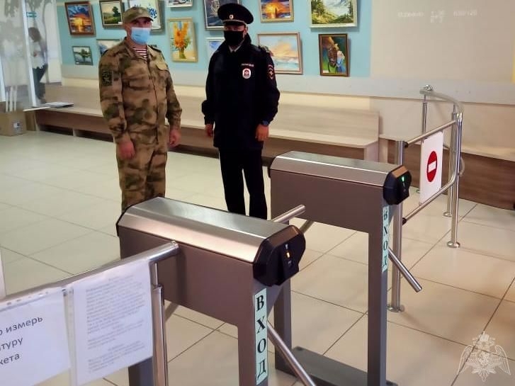 В День знаний росгвардейцы оказывают содействие полицейским в обеспечении общественного порядка В День знаний росгвардейцы оказывают содействие полицейским в обеспечении общественного порядка