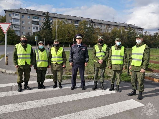 Северские военнослужащие Росгвардии и сотрудники ГИБДД напомнили гражданам о правилах поведения на дороге Северские военнослужащие Росгвардии и сотрудники ГИБДД напомнили гражданам о правилах поведения на дороге