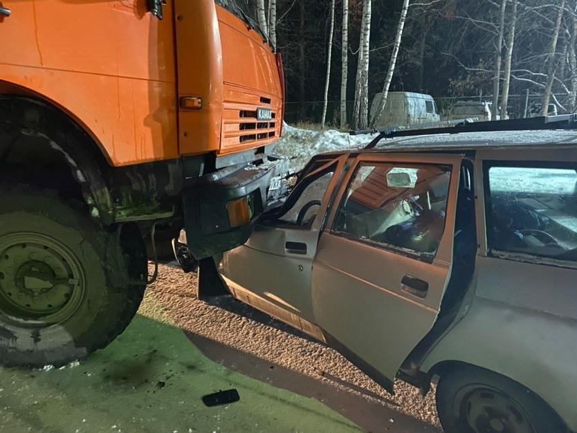 Водитель автомобиля попал в больницу после столкновения с вахтовым автобусом Водитель автомобиля попал в больницу после столкновения с вахтовым автобусом