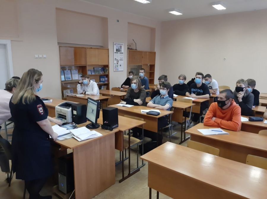 Полицейские провели урок для первокурсников СПК Полицейские провели урок для первокурсников СПК
