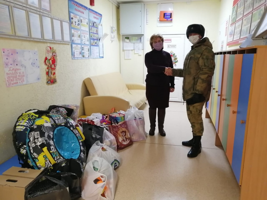 Военнослужащие вручили новогодние подарки воспитанникам детского дома Военнослужащие вручили новогодние подарки воспитанникам детского дома