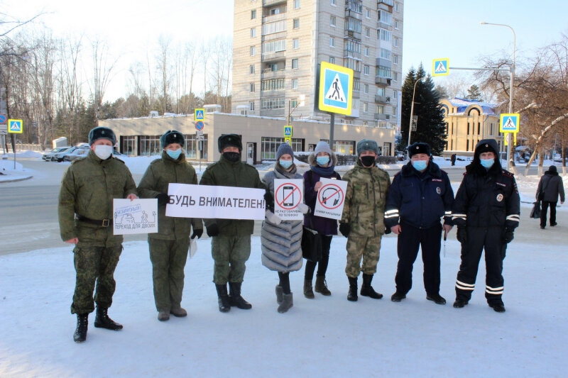 Военнослужащие напомнили пешеходам о безопасности Военнослужащие напомнили пешеходам о безопасности