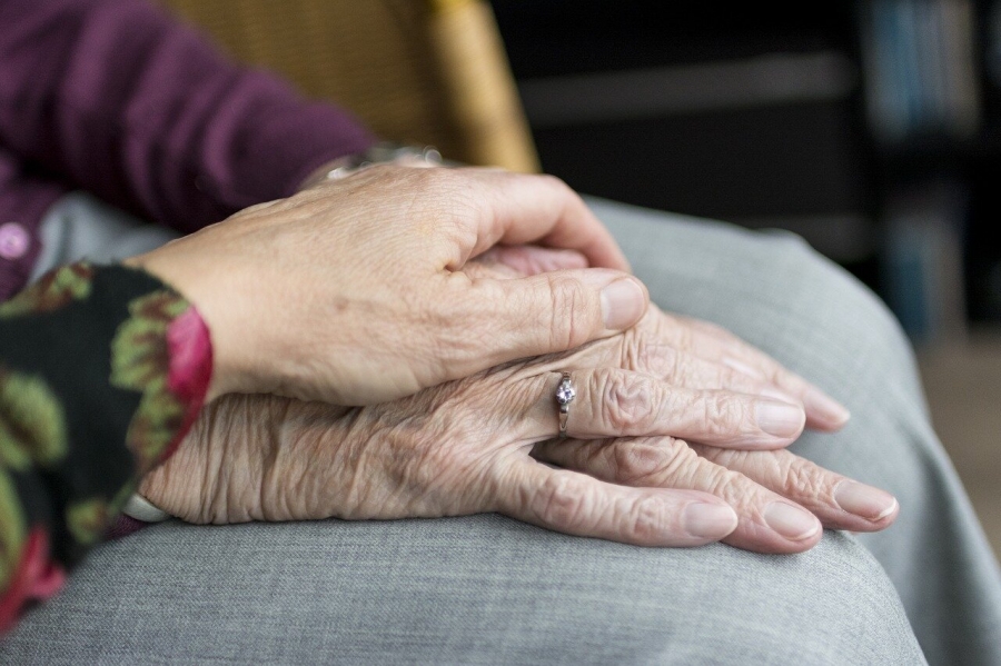 Как оформить компенсационную выплату по уходу за 80-летним гражданином? Как оформить компенсационную выплату по уходу за 80-летним гражданином?