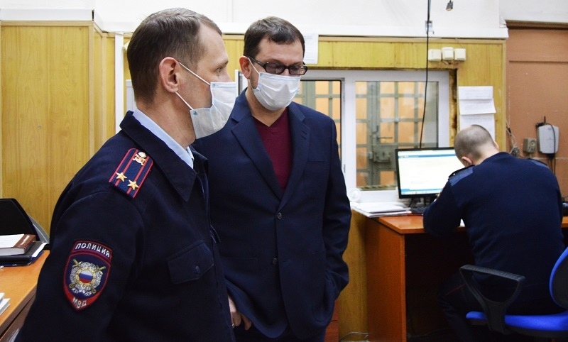 Председатель Общественного совета при УМВД России по ЗАТО Северск посетил дежурную часть Председатель Общественного совета при УМВД России по ЗАТО Северск посетил дежурную часть