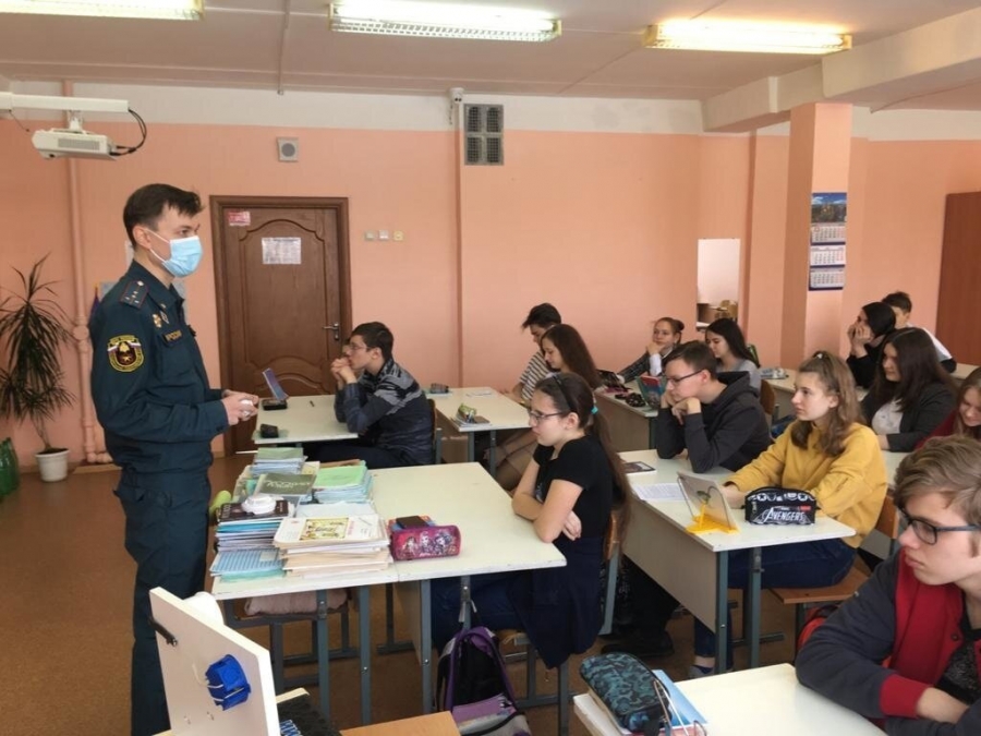 Сотрудники МЧС России провели открытый урок в школе № 198 Сотрудники МЧС России провели открытый урок в школе № 198