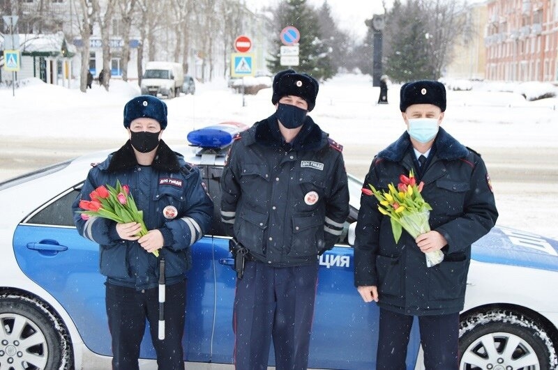Полицейские и общественники поздравили жительниц Северска с Международным женским днем Полицейские и общественники поздравили жительниц Северска с Международным женским днем