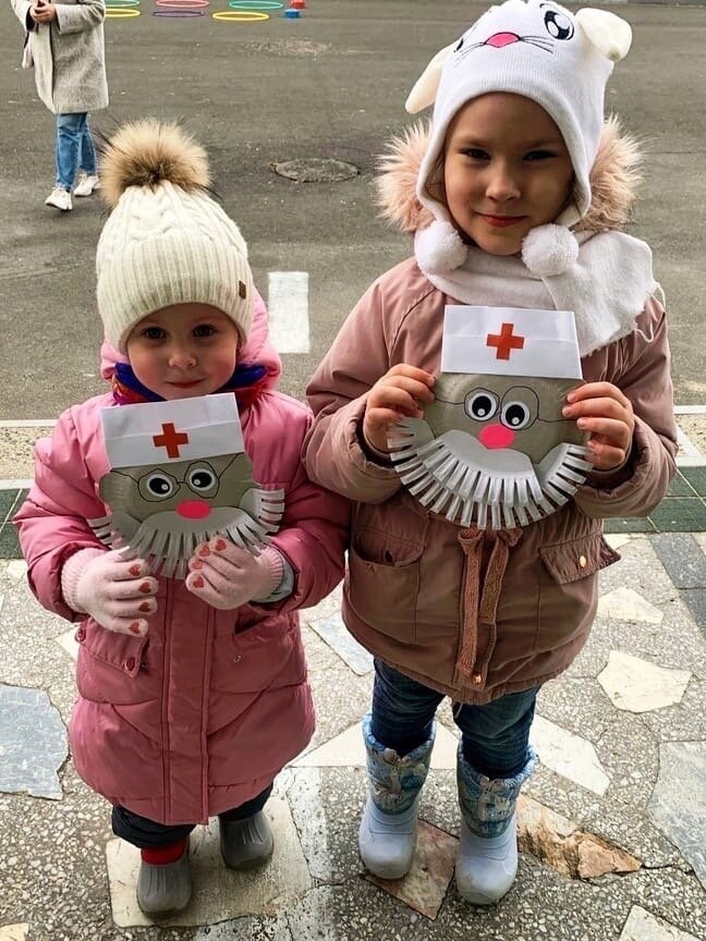 Слава, слава Айболиту, слава добрым докторам! Слава, слава Айболиту, слава добрым докторам!