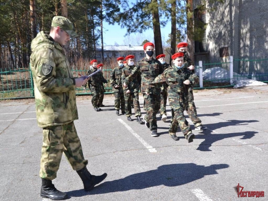 Военнослужащий северского соединения Росгвардии оценил строевую подготовку участников военно-спортивной игры «Зарница» Военнослужащий северского соединения Росгвардии оценил строевую подготовку участников военно-спортивной игры «Зарница»