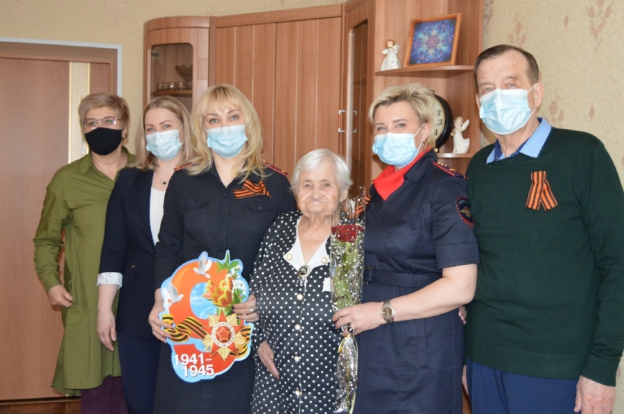 Полицейские и общественники поздравили тружеников тыла и вдов ветеранов с наступающим Днем Победы Полицейские и общественники поздравили тружеников тыла и вдов ветеранов с наступающим Днем Победы